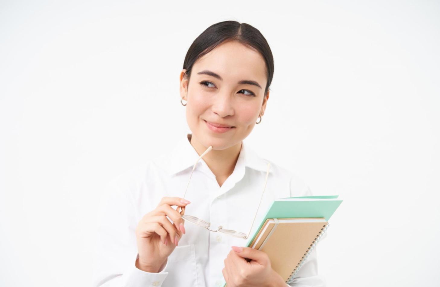 Espace de travail moderne avec documents financiers et calculatrice, illustrant notre approche professionnelle de la planification financière